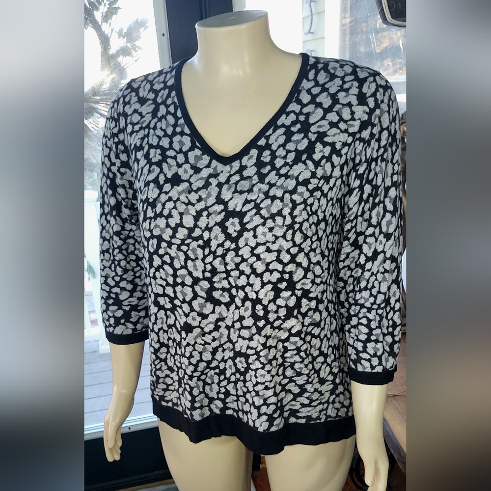 Roz & Ali V-Neck Black and Silver/Gray Sweater with Leopard Print and 3/4 Sleeve